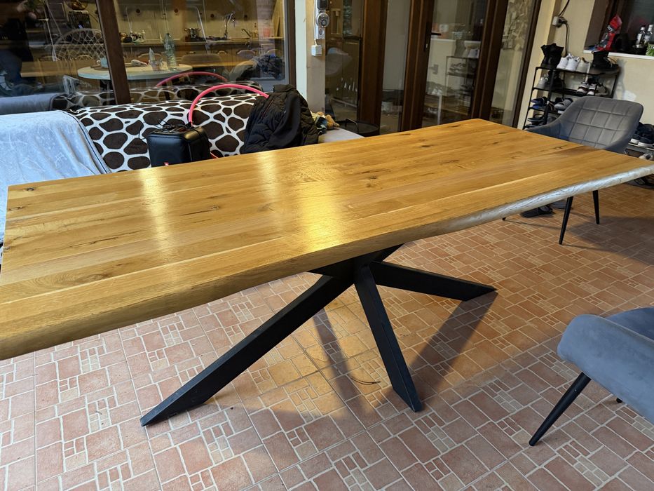 Vând masă  din lemn masiv (stejar) cu picioare metalice