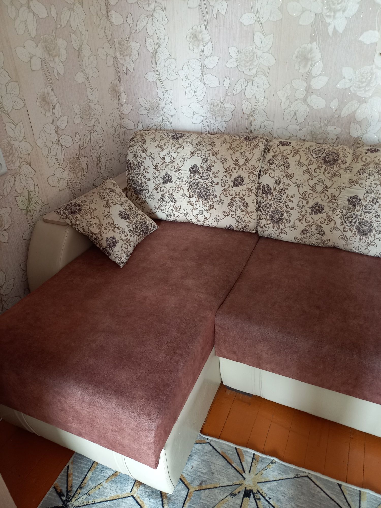 Продам столы почти новые два дивана б у