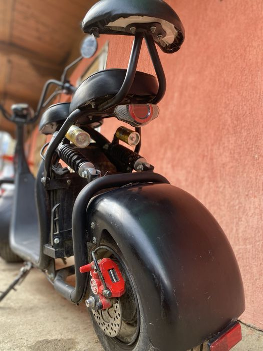 Scuter electric limitat la 25 km la ora în stare buna