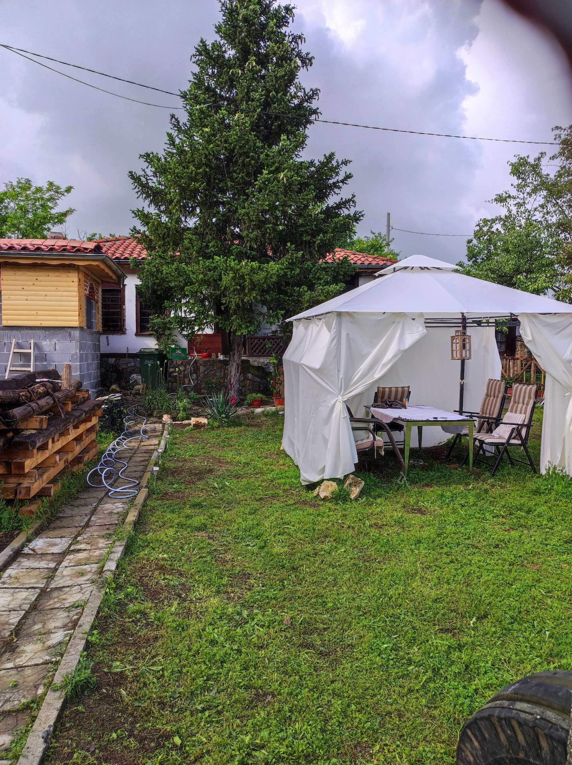 Къща с двор в село Златна Ливада