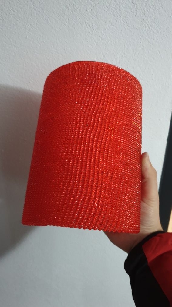 Lampadar rosu in forma cilindrica inaltime 20cm, diametrul de 15cm