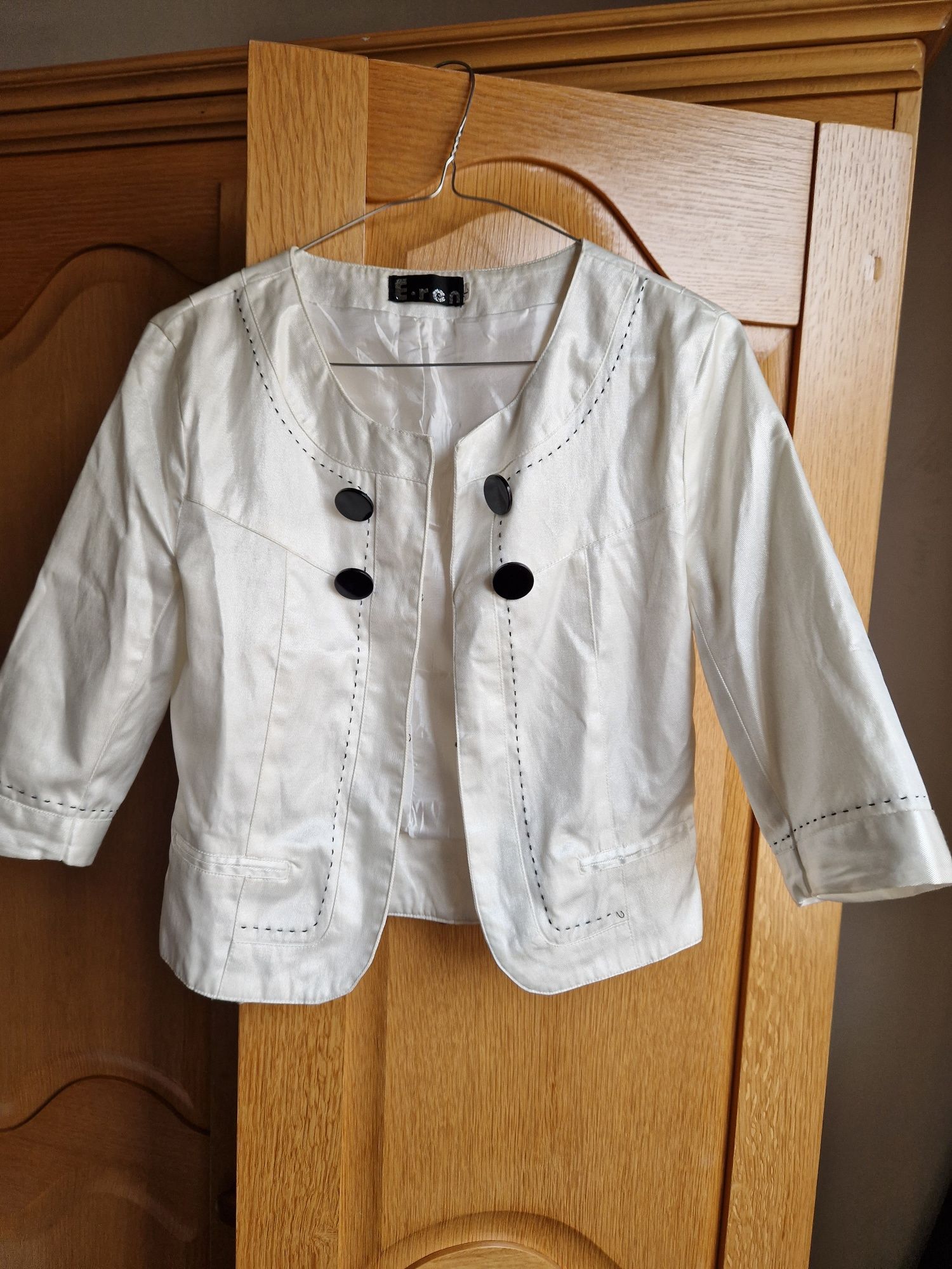 Връхно сако в бяло-сребрист цвят
