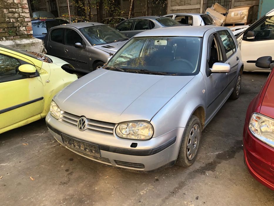 Dezmembrez VW Volkswagen Golf 4 gri argintiu 2002 4 usi
