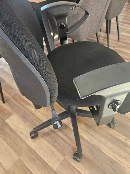 Продавам офис стол в отлично състояние с няколко функции за комфорт