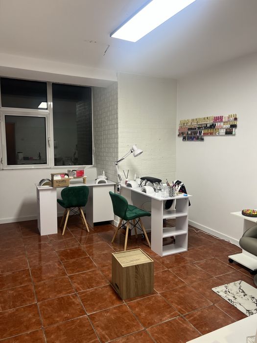 Inchiriem post de manichiura