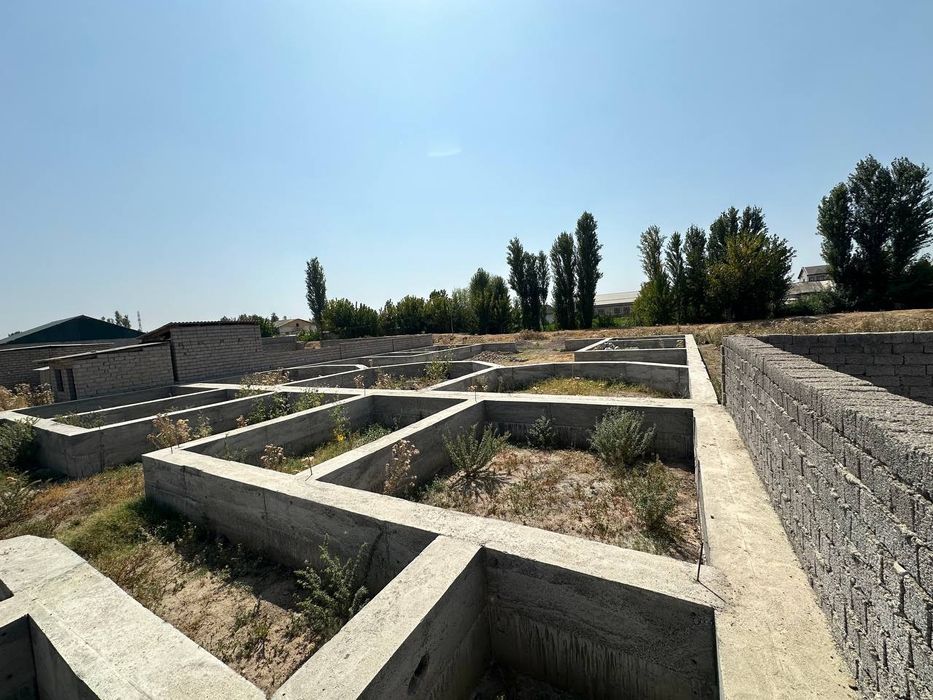 Uchaska yer sotiladi 8 sotik 14 ta hona 3ta sanuzelga moljallangan