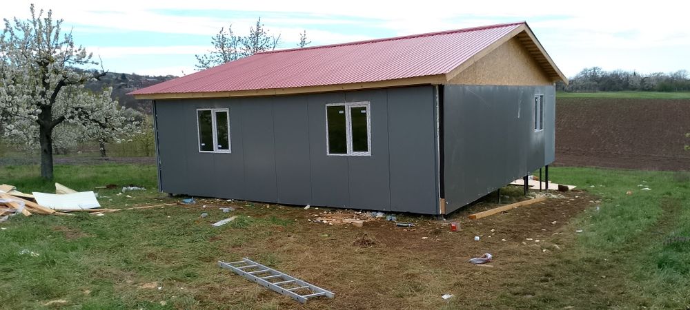 Facem casă pe structură metalică învelite cu panouri sandwich