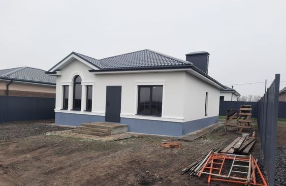 Casele din panouri termoizolante sunt apreciate pentru simplitatea mon