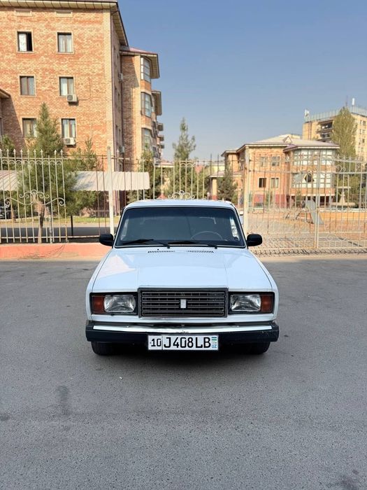 Lada Vaz 2107 oq rangda 2006 yil ishlab chiqarilgan metan gaz 90 litr
