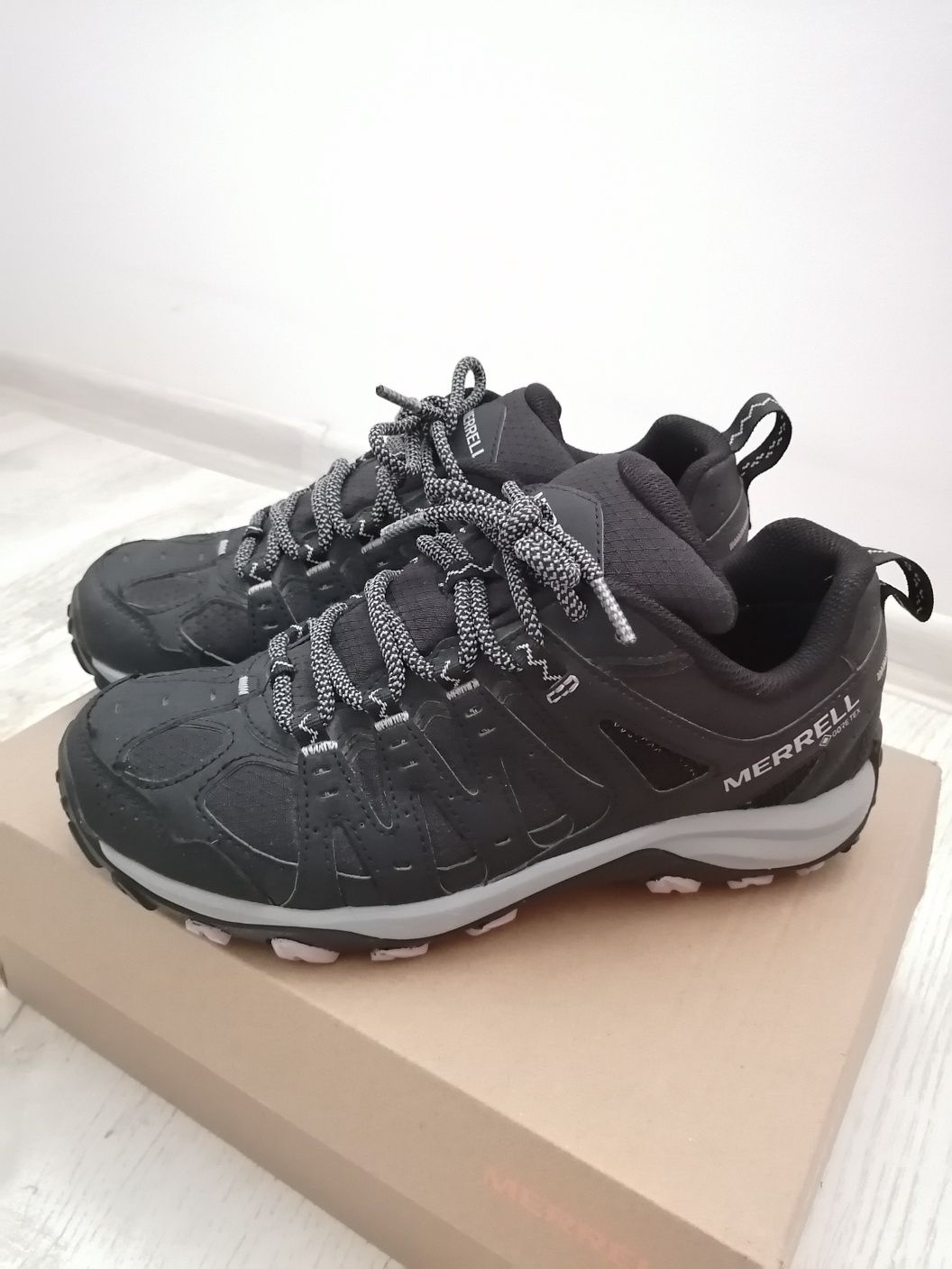 Продавам дамски туристически обувки Merrell 38 номер