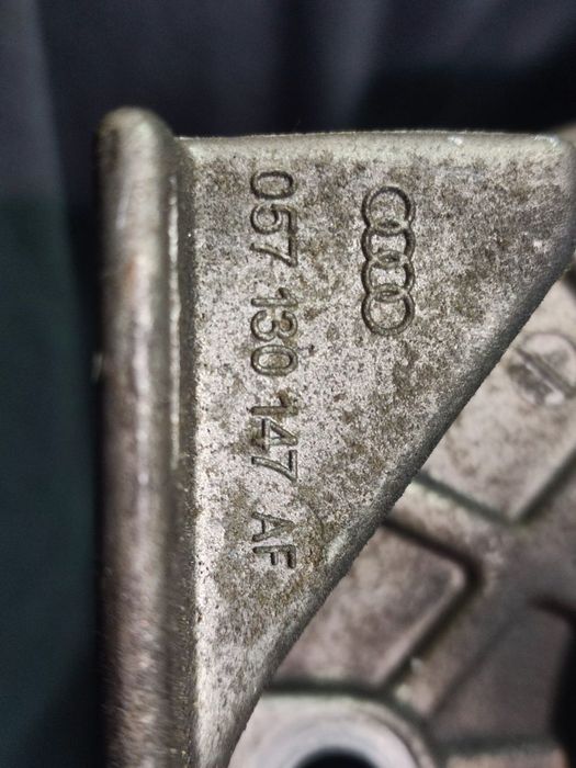 Suport pompa injectie 057130147AF 4.2 tdi CDSB Porsche Cayenne 958 [2