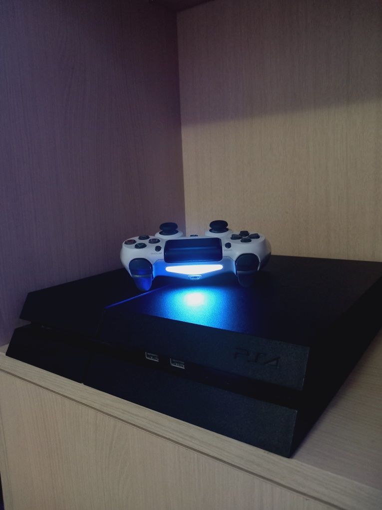 Vând PlayStation 4