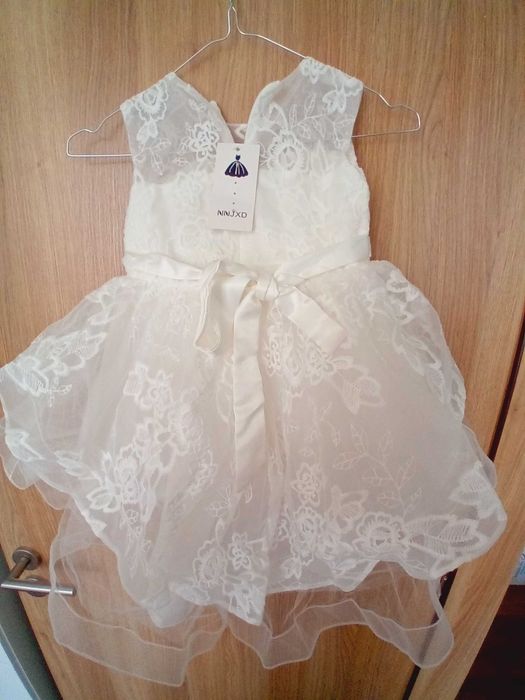 Страхотна нова бяла рокля с перли- 3-4 год 110см