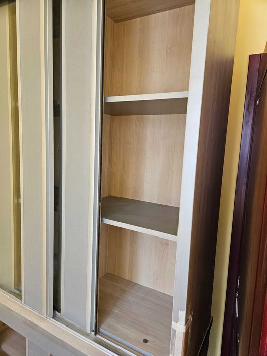 Библиотека с плъзгащи врати с размери 227 см вис/173 см дълж/45 см шир