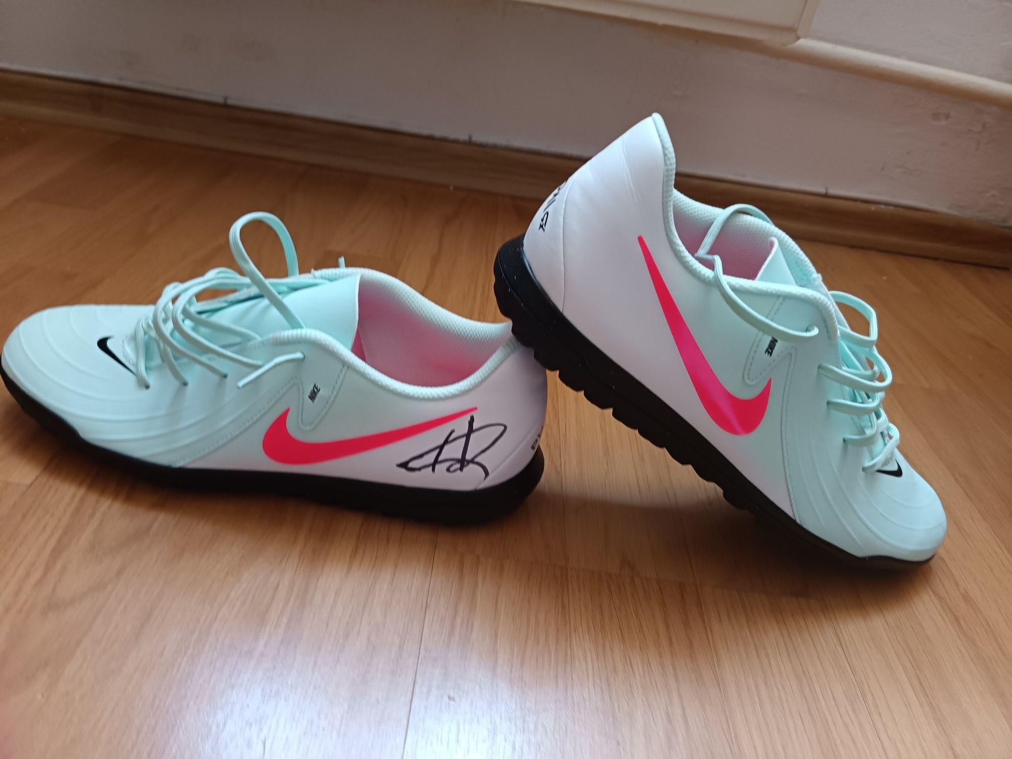 Ghete de fotbal sintetic semnate de Adrian Mutu
