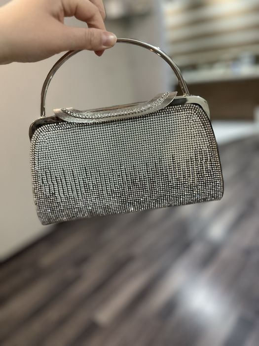 Продам клатч блестящий