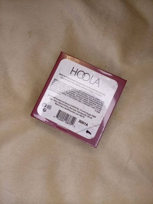 bronzer mat pudră Benefit Hoola de 8g.