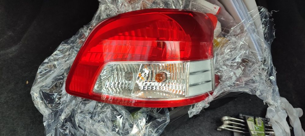 Продам задний правый фонарь на Ярис седан