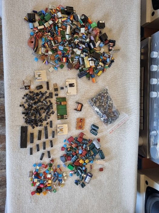 Pachet dif piese, Tranzistori mici, Integrate, etc. Perfecta stare.