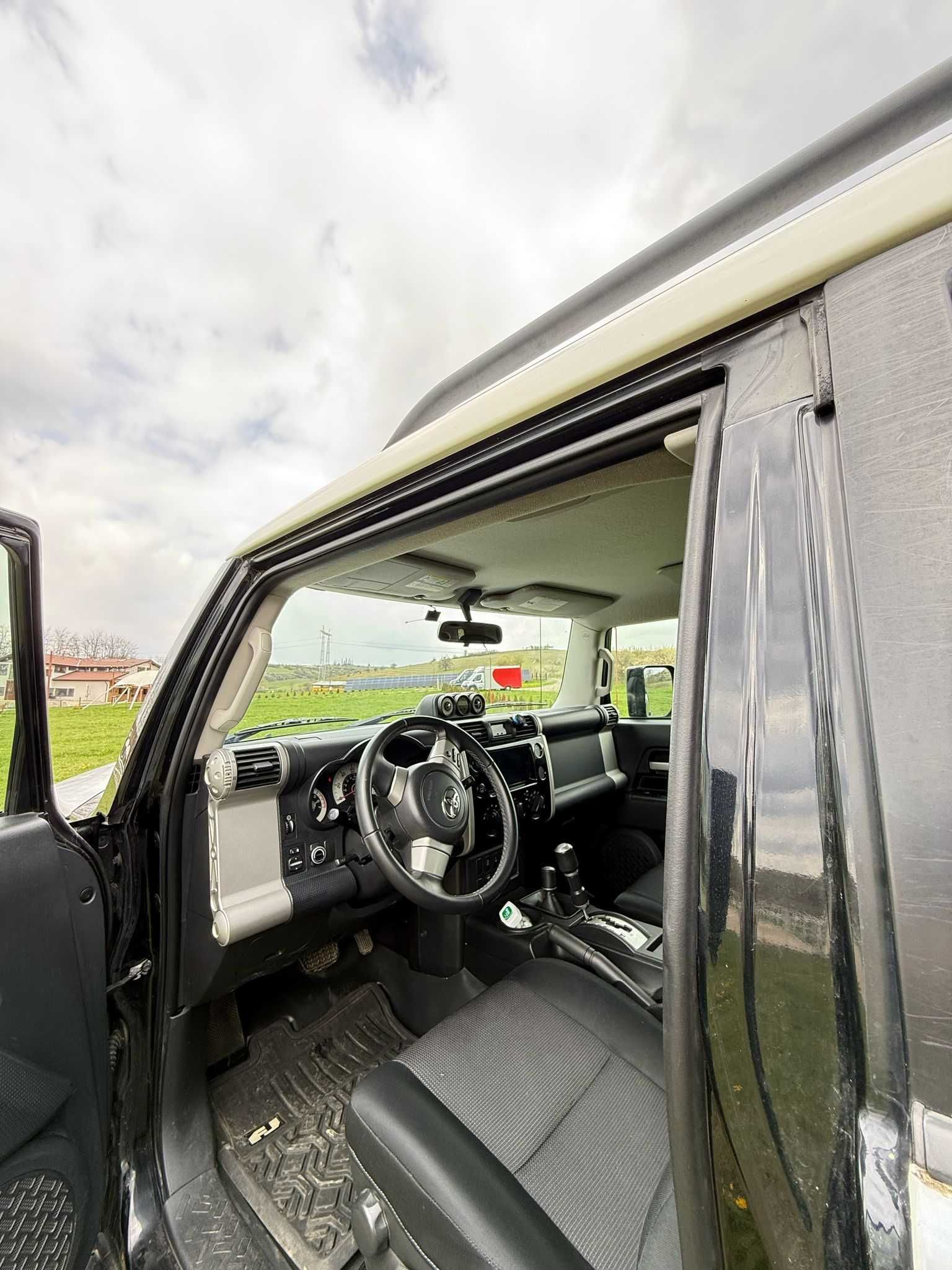 Toyota FJ la vânzare - pregătit de aventura!