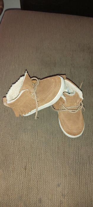 Ghetute imblanite bebe marimea 21 Zara