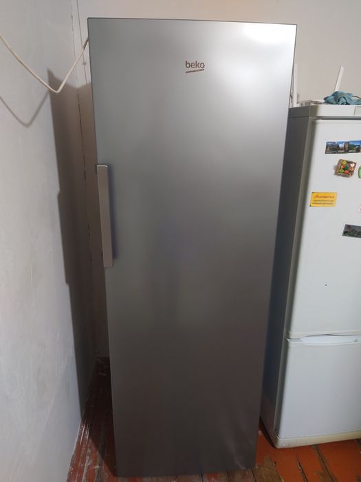Продам морозильную камеру BEKO B1RFNK292G 255 л серый