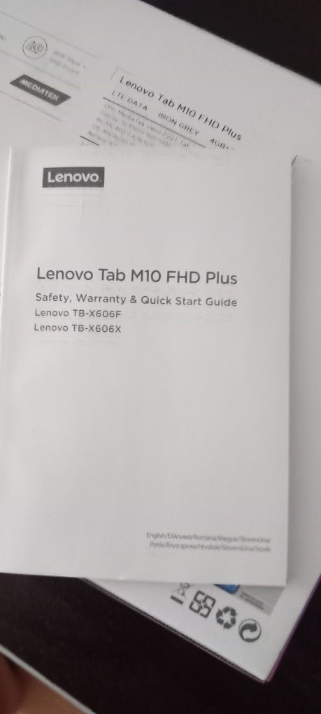 Продавам нав 10 инчов таблет с оригинален калъф Lenovo