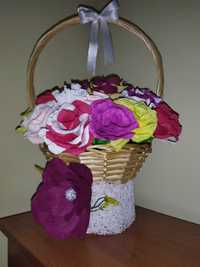 Ръчно изработена кошница с цветя от креп хартия