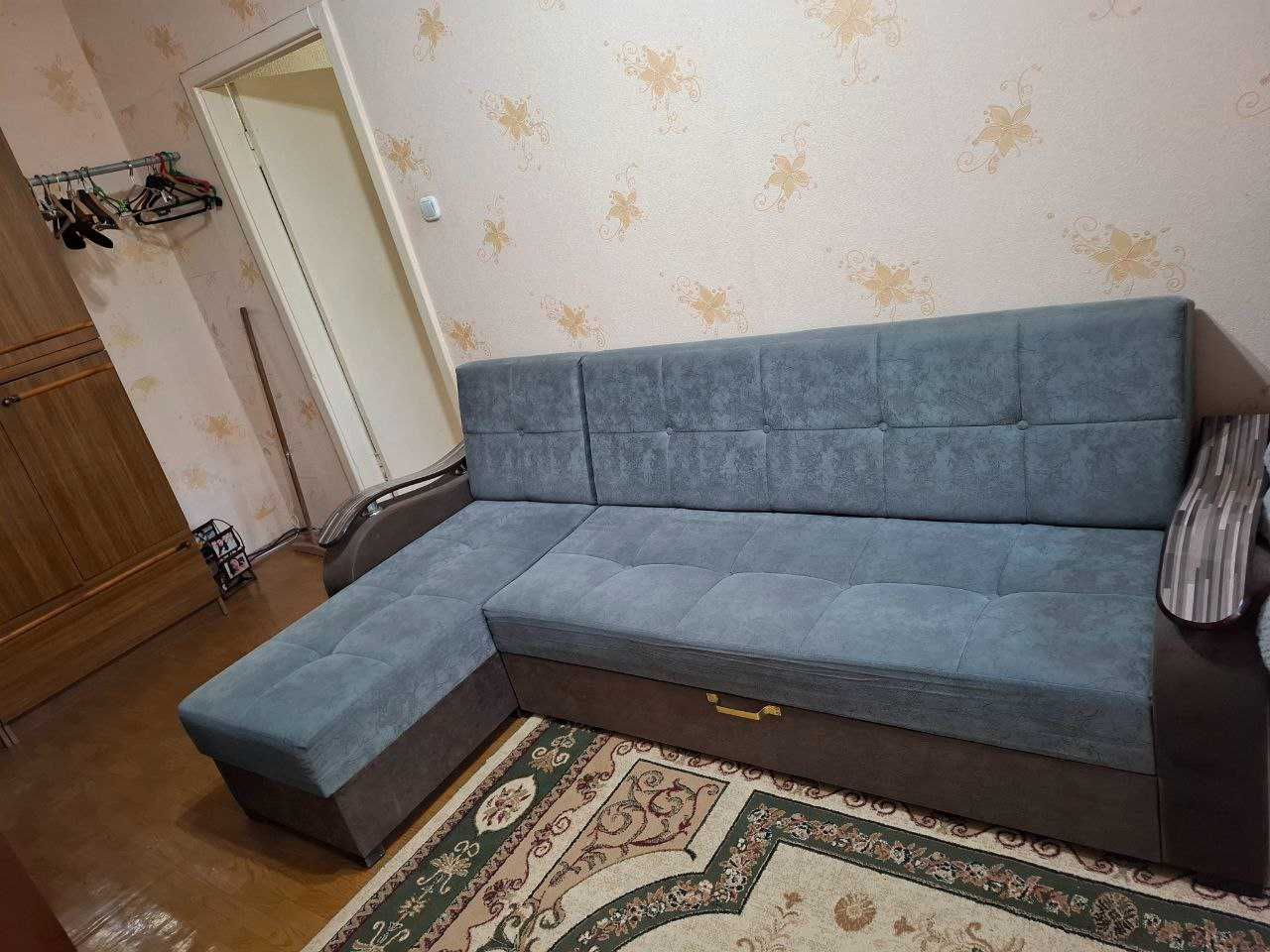 Юмшок диван сотилади