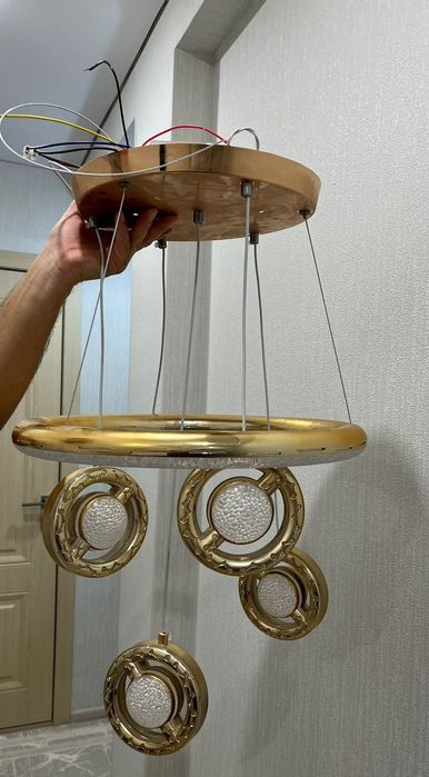 Продам люстру в отличном состоянии