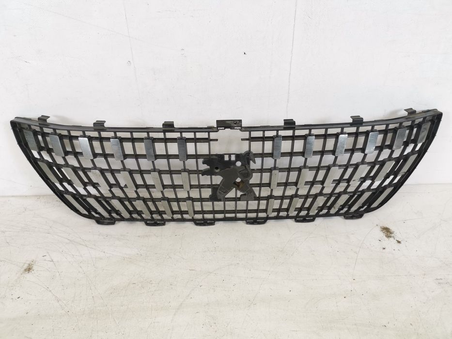 Предна радиаторна решетка Пежо / Peugeot 2 Оригинална, в добро състоян