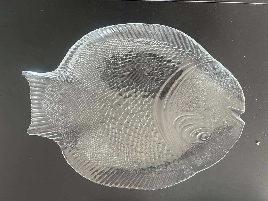 Три стъклени плата за риба.