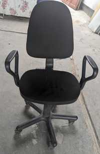 Офисные кресла на роликах