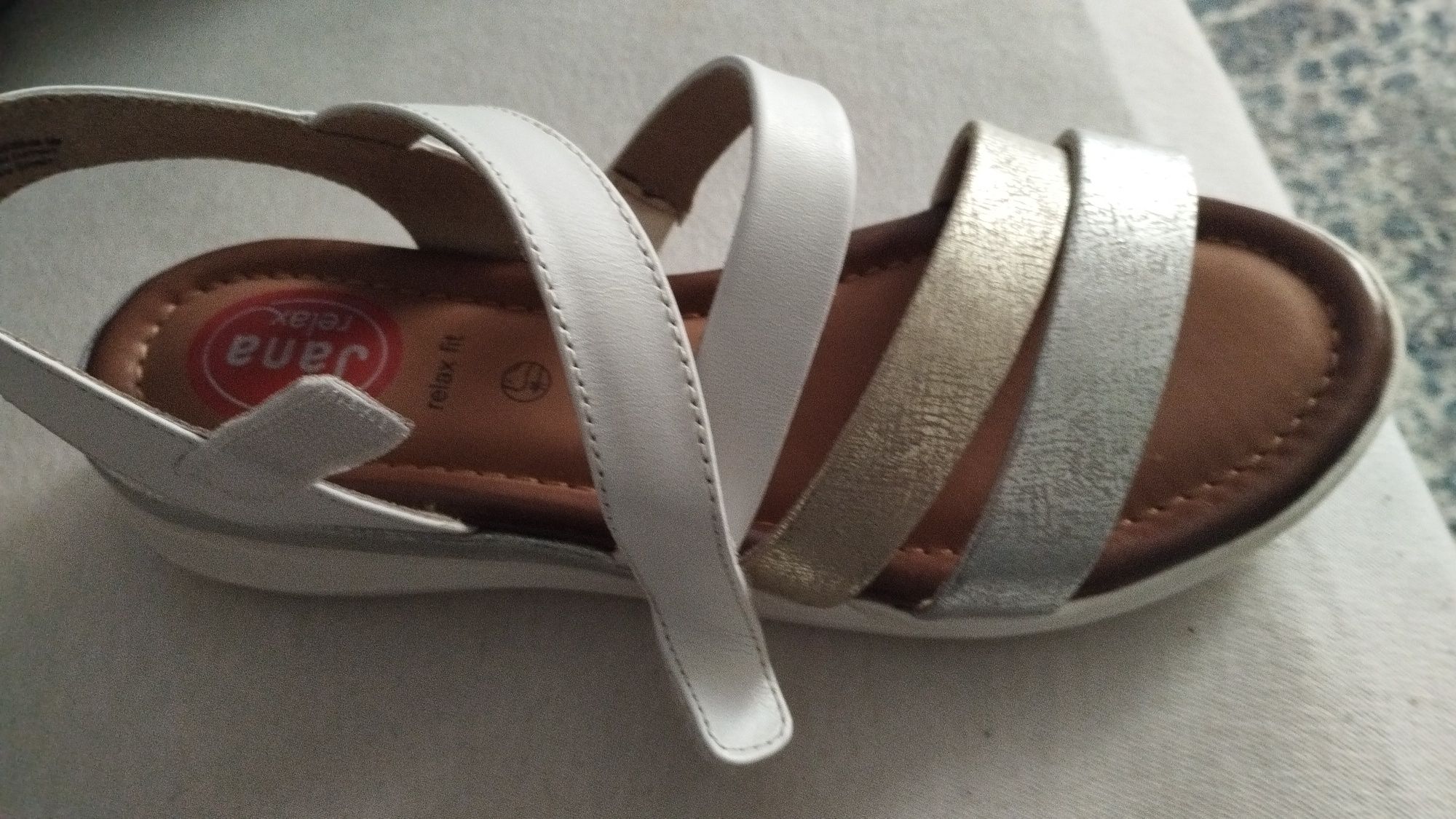 Vand sandale noi din piele