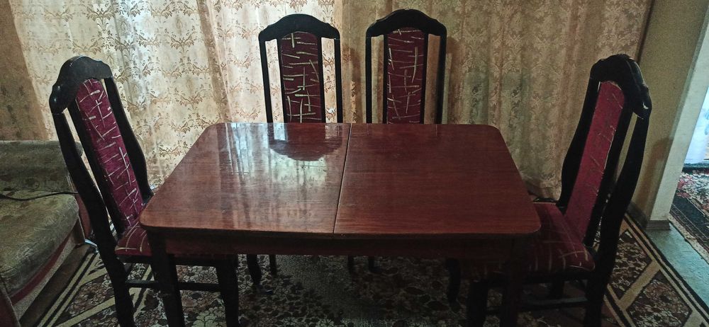 Продаётся срочно стол раздвижной 120 - 160 на 60 и 4 мягких стула