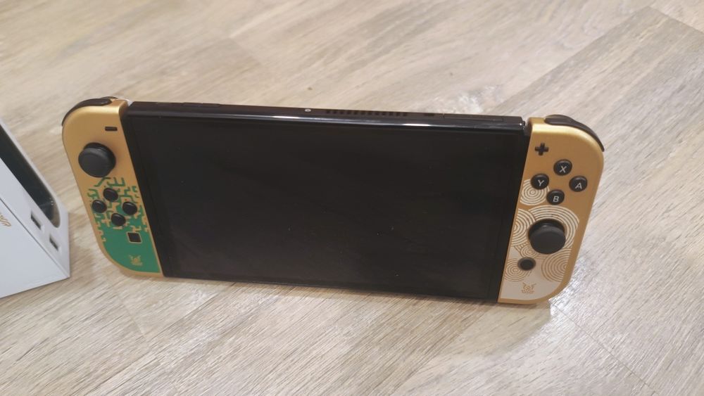 Nintendo Switch Oled - ed. Tears of the Kingdom, 2 jocuri și accesorii