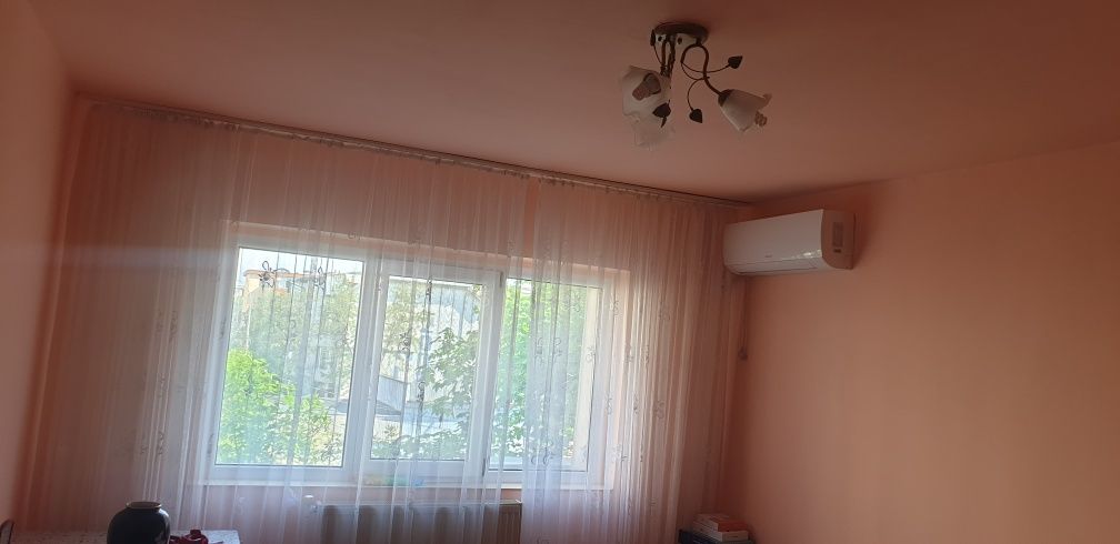 De vânzare apartament 3 camere decomandat