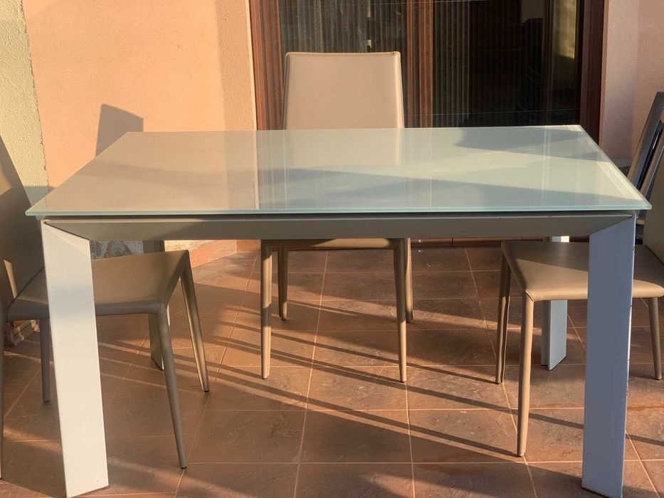 Разтегателна трапезна маса от стъкло и метал 140/90 см,шест стола