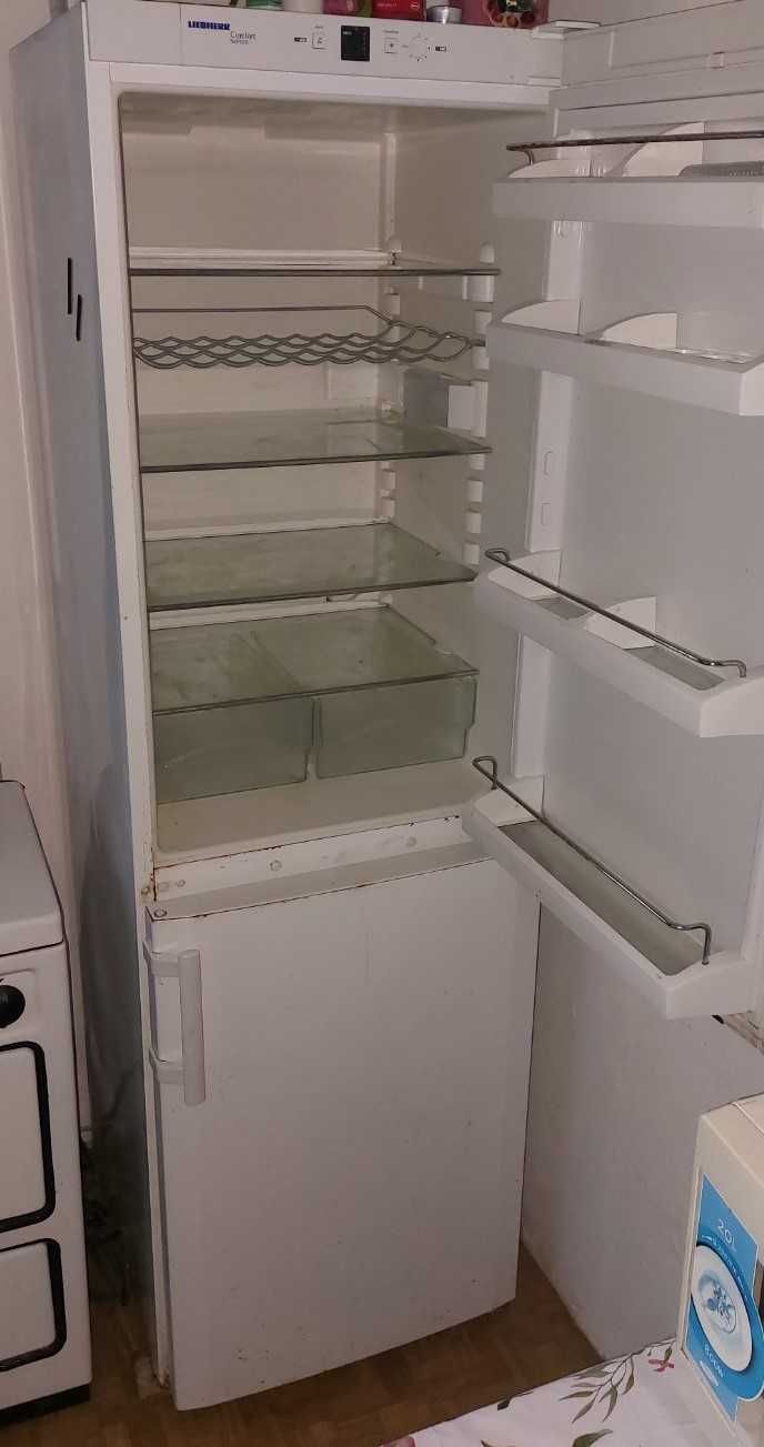 Продавам  употребяван хладилник с фризер Либхер модел CUN3033.