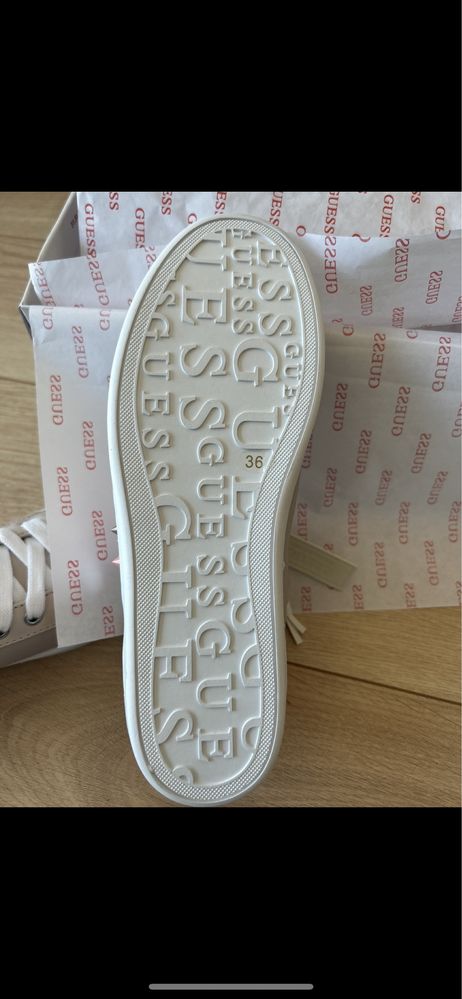 Нови кецове Guess - 36 номер