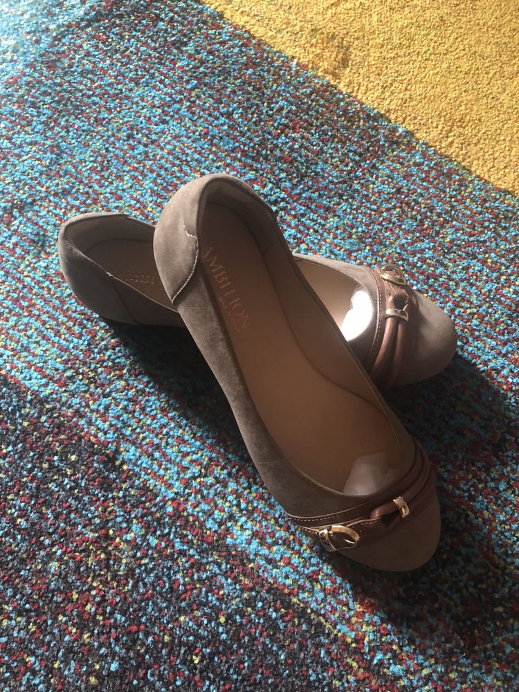 Бежови ниски обувки от естествен велур,чисто нови, размер 36