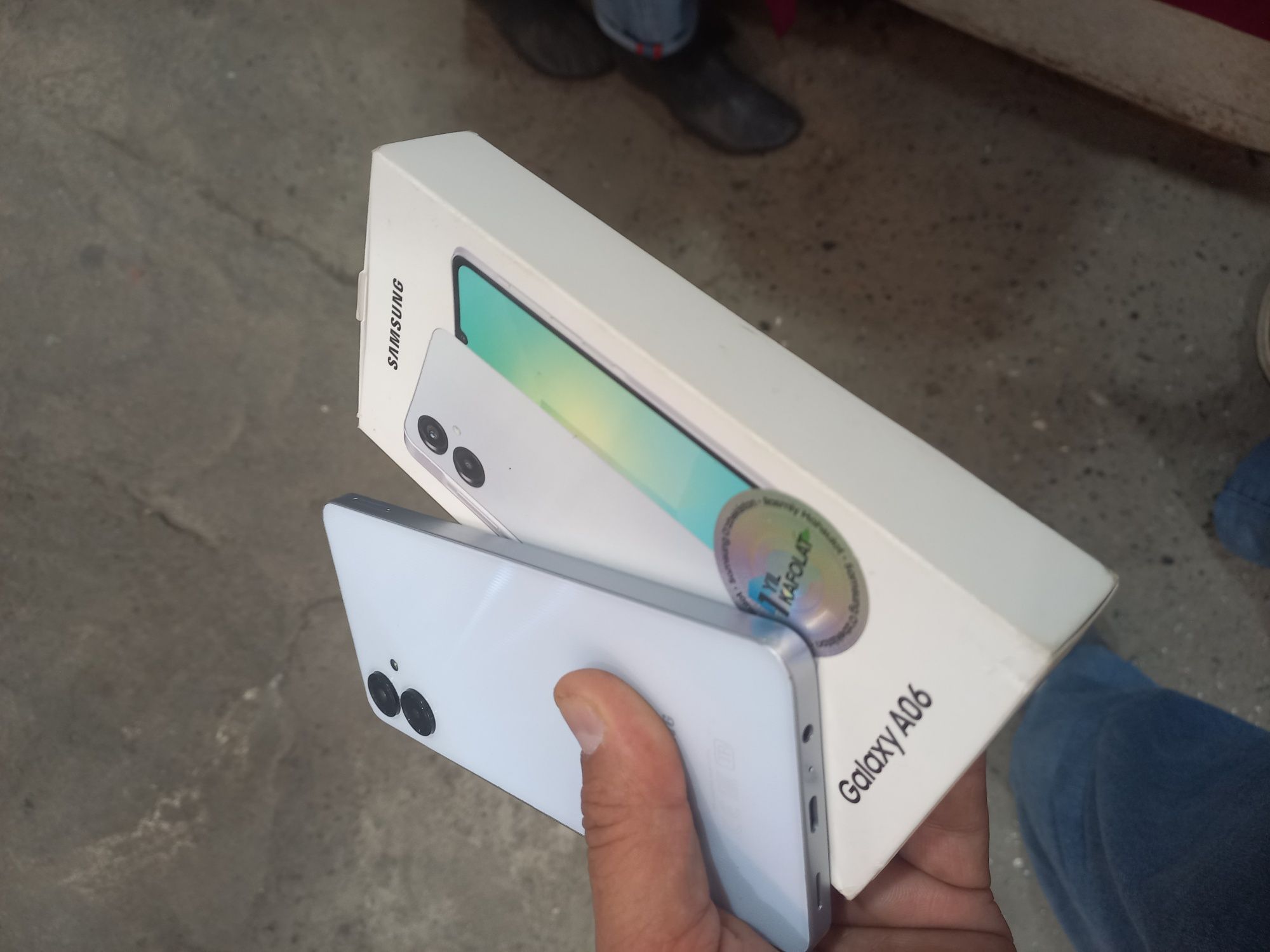 A06 Samsung ideal tiniq 128GB hotirasi 6GB aperativkasi karobka bor.