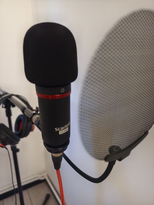 Scarlett 2i2 Studio Bundle – Amplificator, Microfon, Căști și Stativ