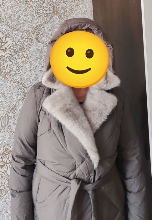 Стильное женское зимнее пальто с меховым воротником и капюшоном