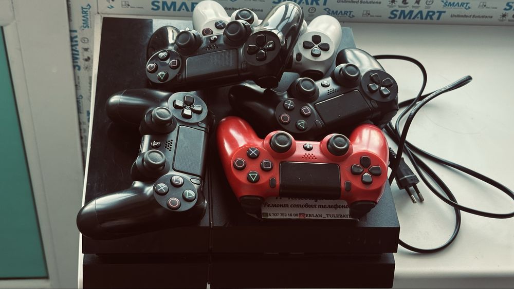 Игровая приставка плейстейшн 4 с джостиками,играми