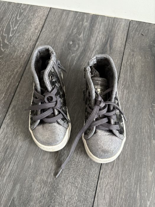 Vând ghete pentru fetițe