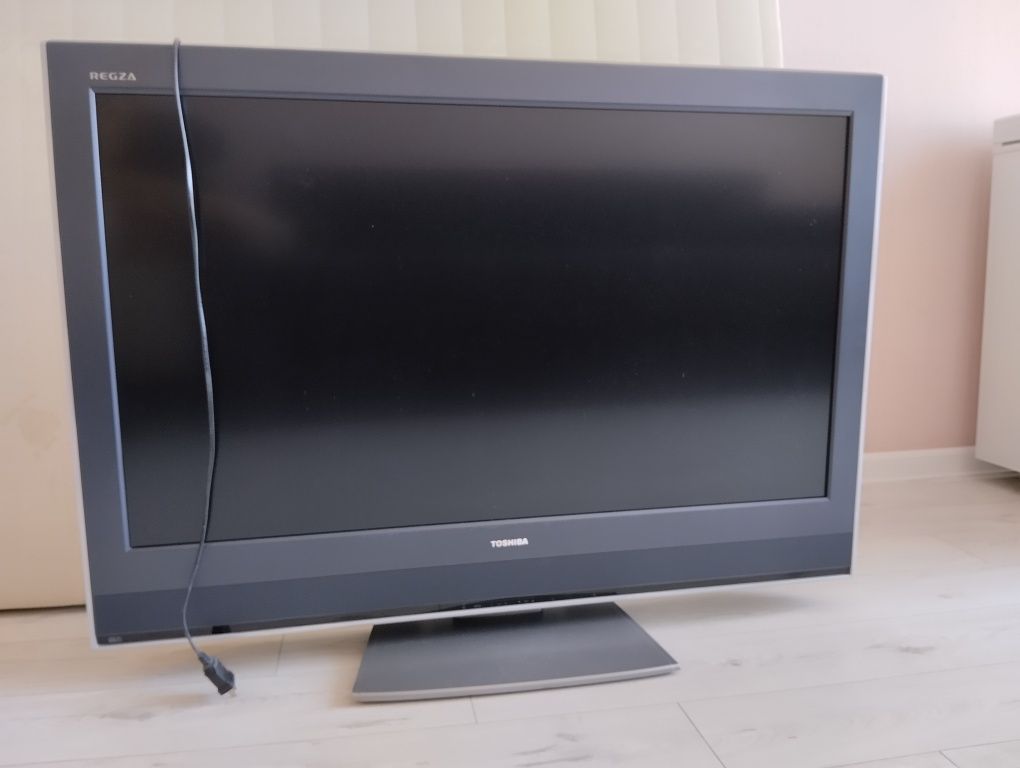 Рабочий телевизор Toshiba (диагональ экрана 107 см)
