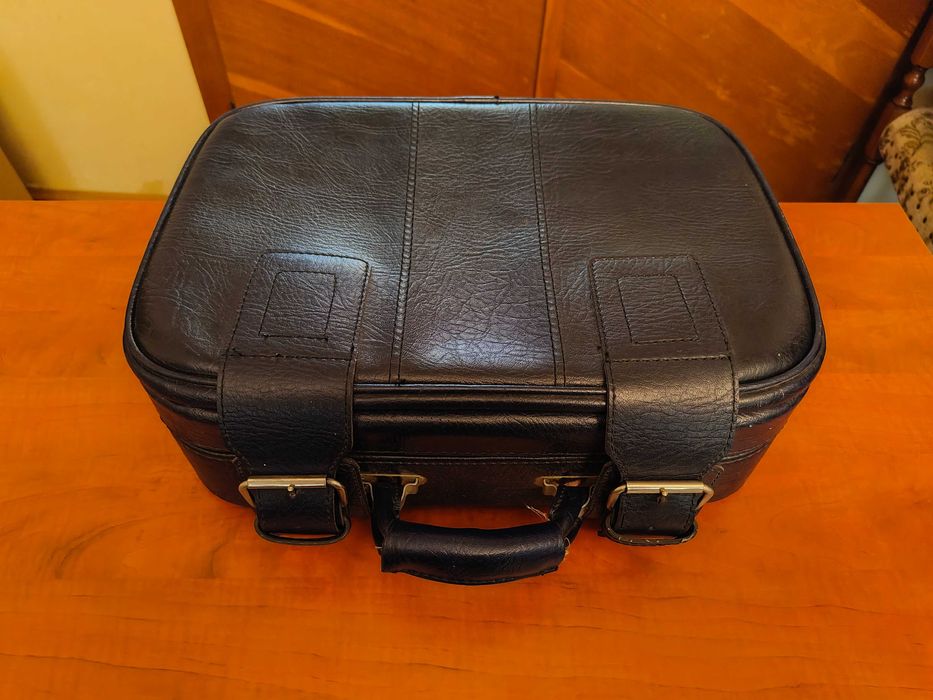 Geamantan vintage din piele, stil anii ’80, cu cheie