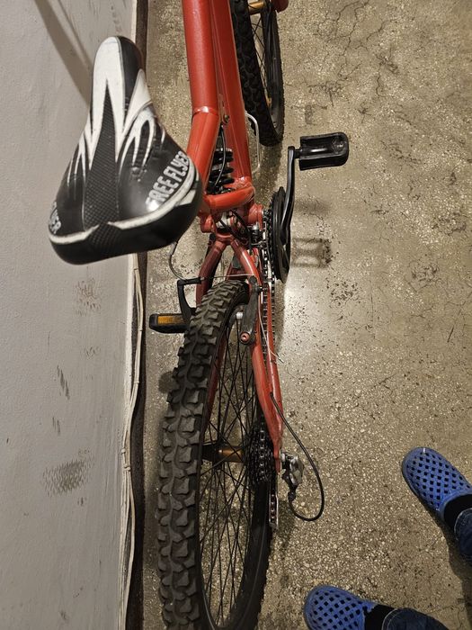 Bicicleta rosie cu viteze