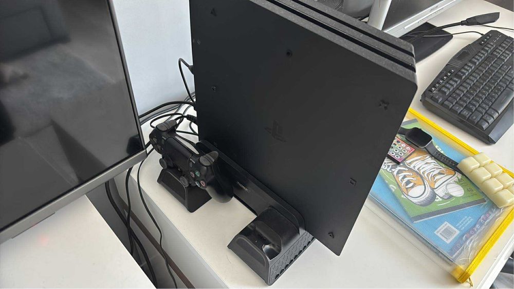 PlayStation 4 pro 1tb 2 джойстика зарядна станция
